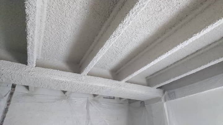 Forjado y vigas protegidos con vermiculita proyectada en una nave industrial